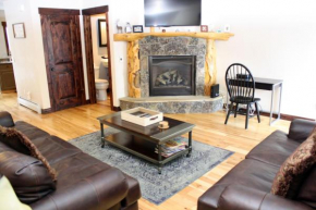 Pinecreek #E - 3 BR - Pool and Hot Tub Access - Close to Town - Shuttle to Slopes Breckenridge
